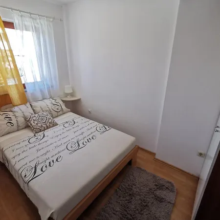 Apartment Lea 2 *
