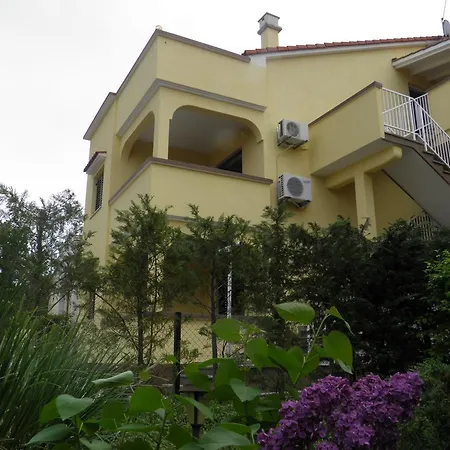 Apartment Lea 2 *