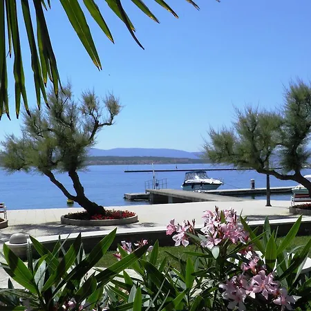 Lea 2 * مالينسكا