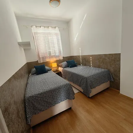Apartment Lea 2 *